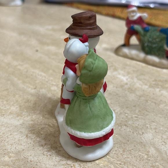 Lefton Colonial Christmas Village Figurine ~ mom & child Making a Snowman #07827 - Picture 2 of 5